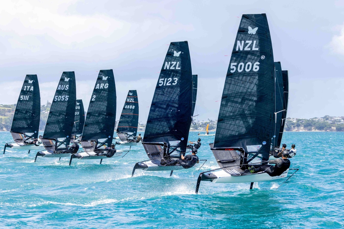 Foiling Moth fleet racing